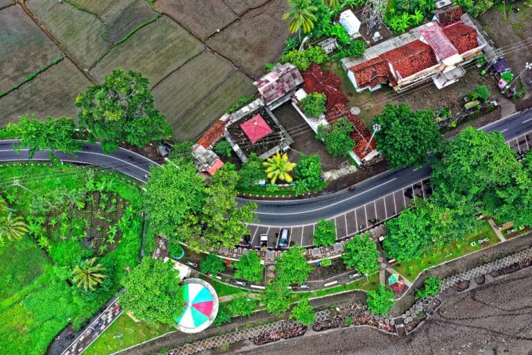 Aménagement extérieur d'un jardin de campagne avec espace convivial