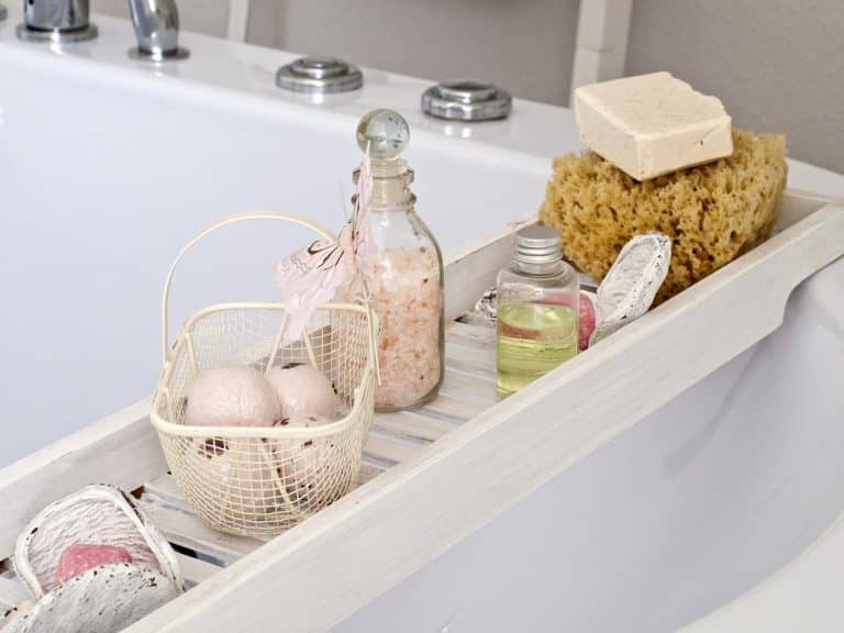 Pare-baignoire en verre transparent avec des charnières modernes et épurées