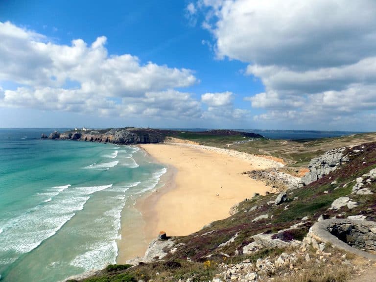 Coureurs traversant un sentier côtier en Bretagne lors de l'Ultra Marin