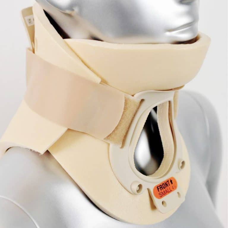 collier cervical utilisé par des secouristes sur le terrain