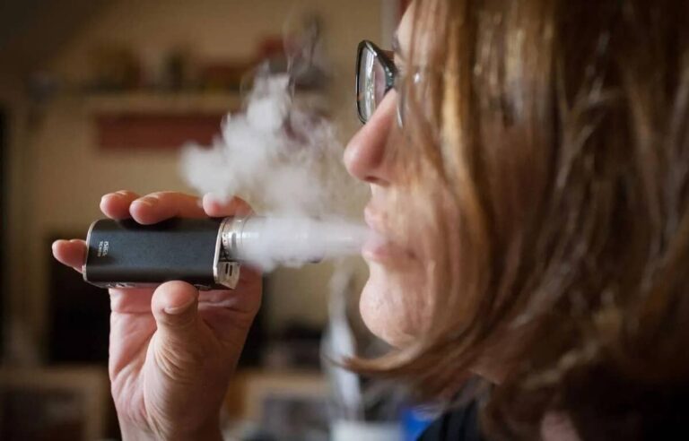 groupe de fumeurs utilisant des cigarettes électroniques en extérieur