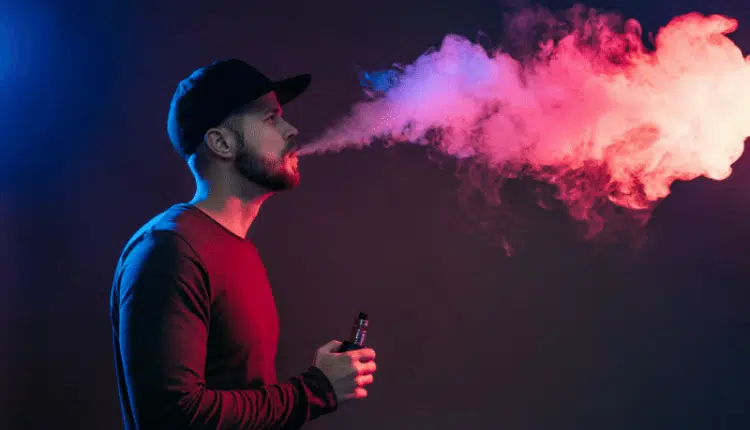 Un homme fumant la cigarette électronique