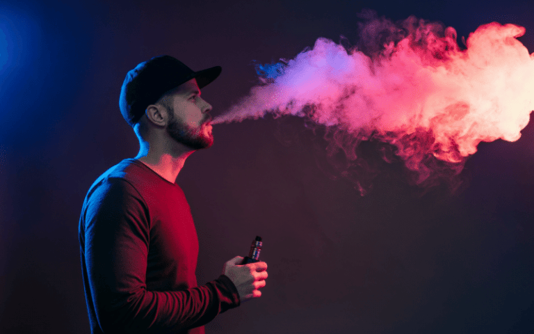 Un homme fumant la cigarette électronique