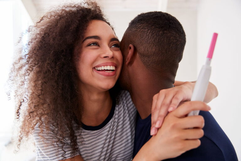 Femme touchant son ventre avec un air pensif et préoccupé