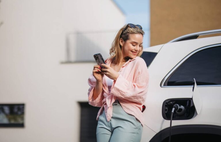 Road trip en voiture électrique avec paysages et itinéraire bien préparé