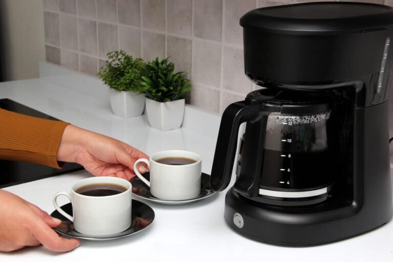 Cafetière à filtre électrique prête à préparer un café savoureux