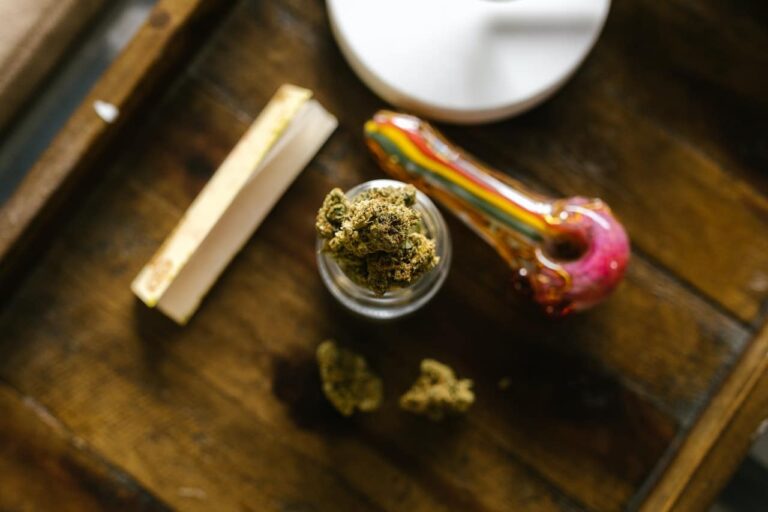 Personne se relaxant avec un flacon de CBD et une tasse de thé