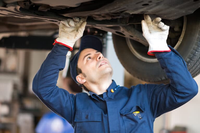 Amortisseurs avant de voiture en cours de remplacement dans un garage