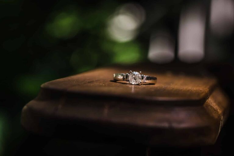 Solitaire en diamant sur un écrin élégant avec un fond neutre