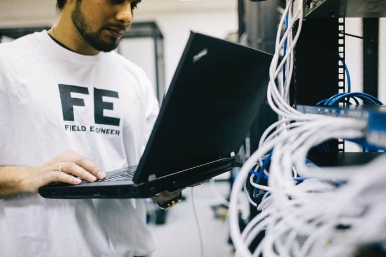 Réflectomètre utilisé pour tester des liaisons de fibres optiques