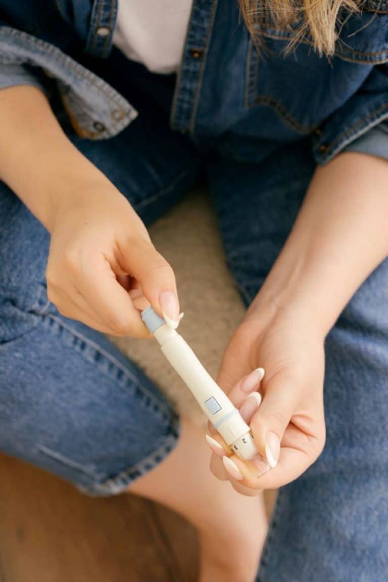 Personne vérifiant sa glycémie avec un glucomètre