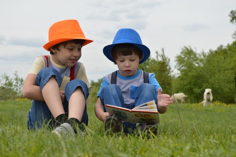 Tenue décontractée pour petit garçon avec couleurs vives et motifs amusants
