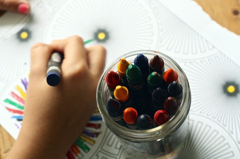 Parent aidant un enfant autiste à apprendre à la maison