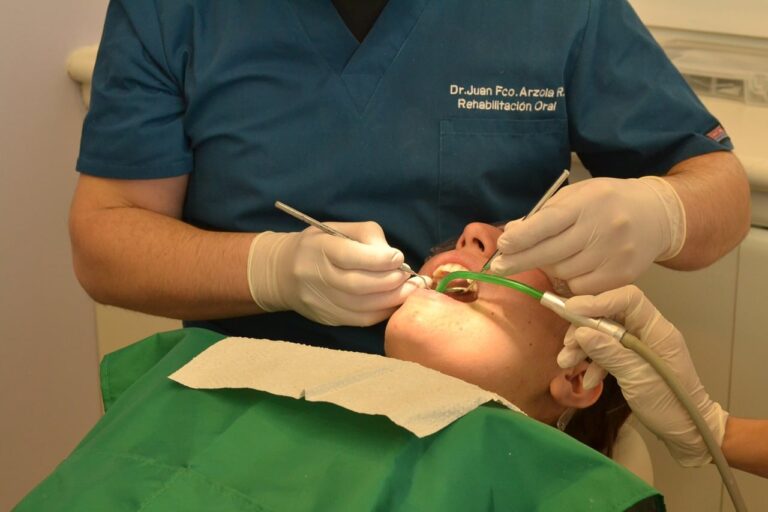 Dents abîmées et tachées chez un consommateur de méthamphétamine
