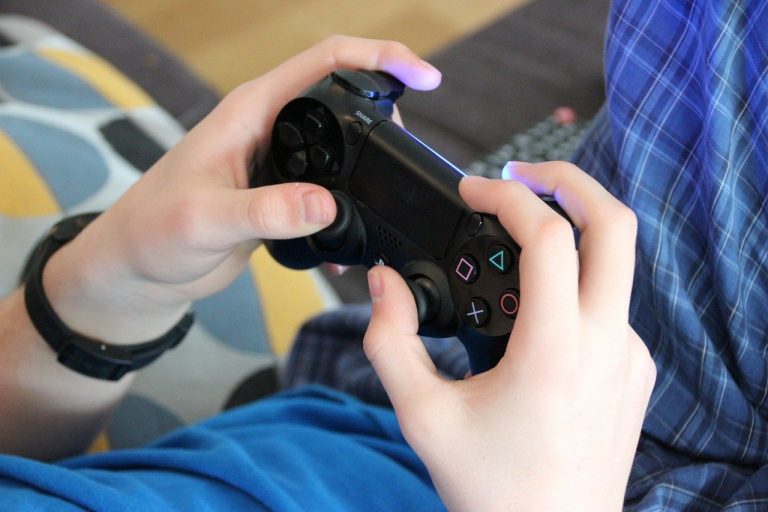 Enfant jouant à un jeu vidéo dans un environnement numérique immersif