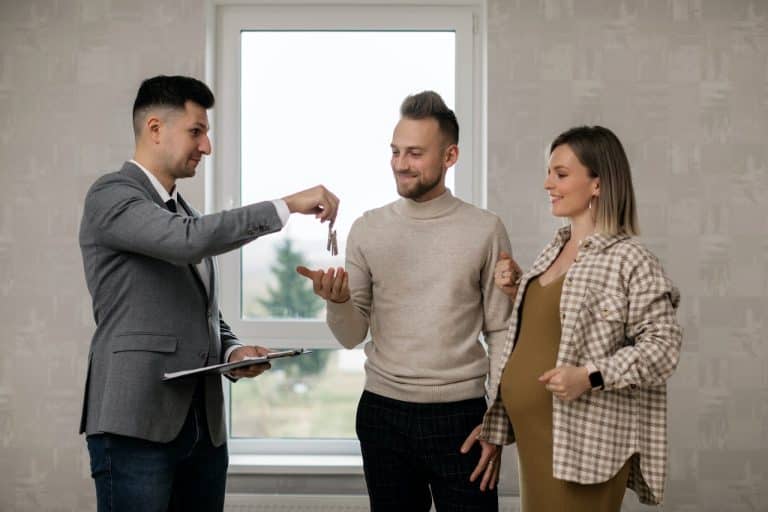 Agent immobilier attentif aux besoins de ses clients dans un cadre professionnel