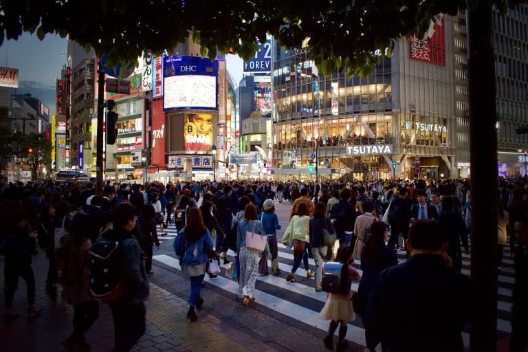 Mur LED dynamique affichant des messages publicitaires en milieu commercial