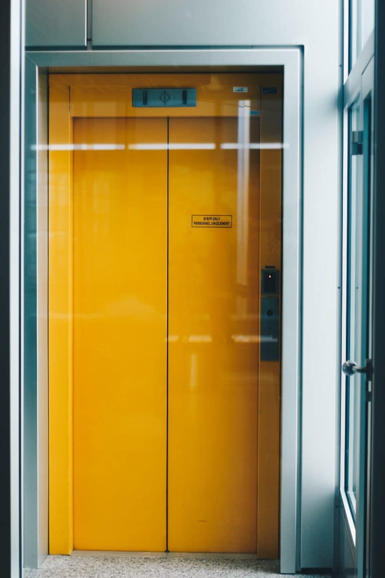 Cabine d'ascenseur moderne avec design épuré et éclairage doux