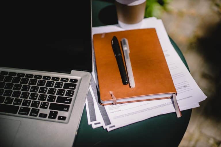 Outils d'organisation sur un bureau avec agenda et calendrier