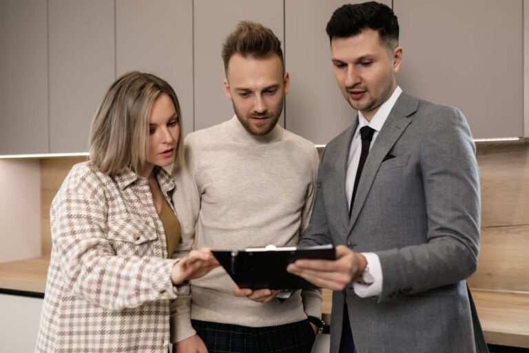 Agent immobilier en réunion, discutant des stratégies de vente et de commissions