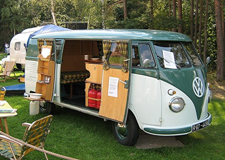 Van aménagé sur une route pittoresque pour des vacances en plein air