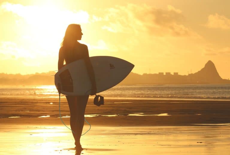 Accessoires essentiels pour surfeurs, incluant planche et matériel d'entretien