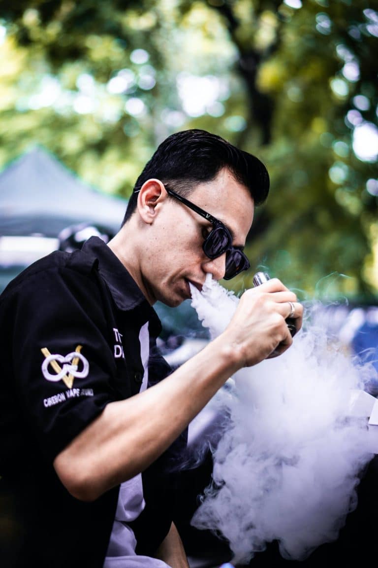 Cigarette électronique avec différents modèles et accessoires sur une table