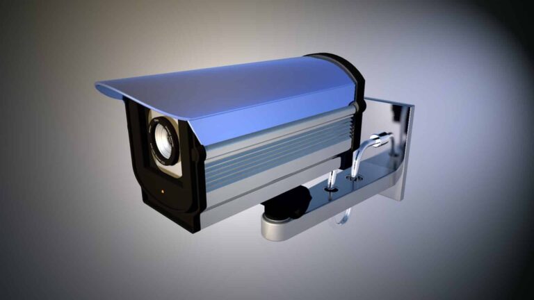 opérateur vidéoprotection surveillant des caméras de sécurité en temps réel