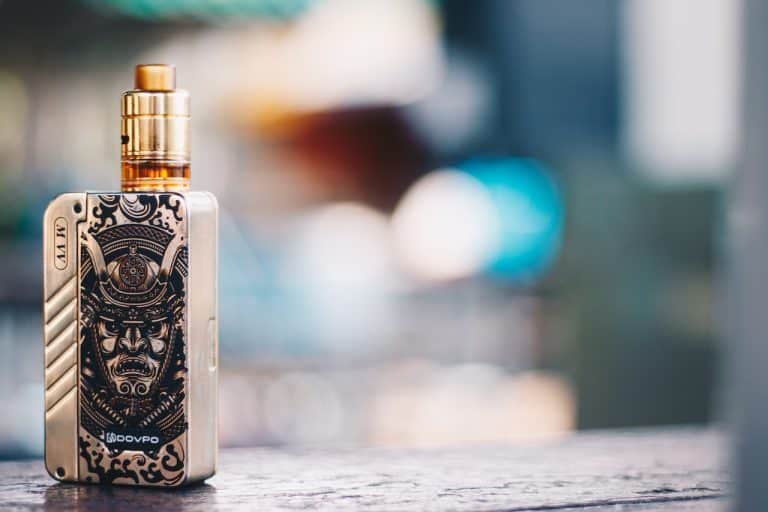 Un vapoteur utilisant une cigarette électronique dans un cadre relaxant extérieur