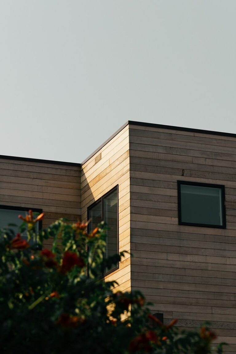 Bardage en bois sur une façade de maison chaleureuse et naturelle