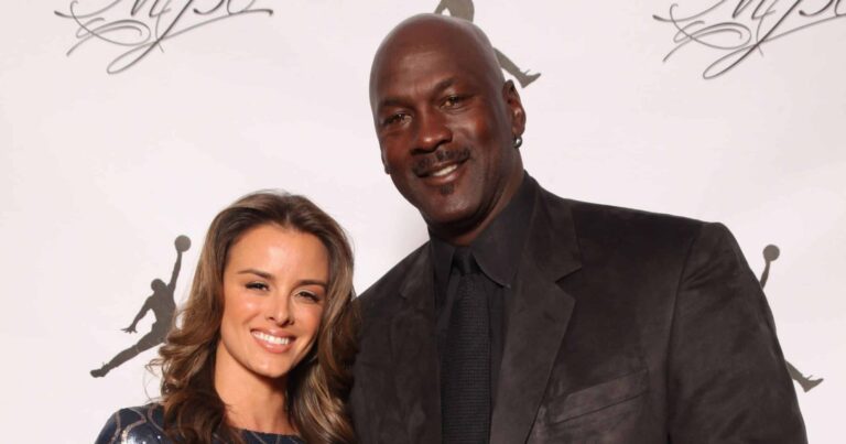 Yvette Prieto souriante aux côtés de Michael Jordan lors d'un événement