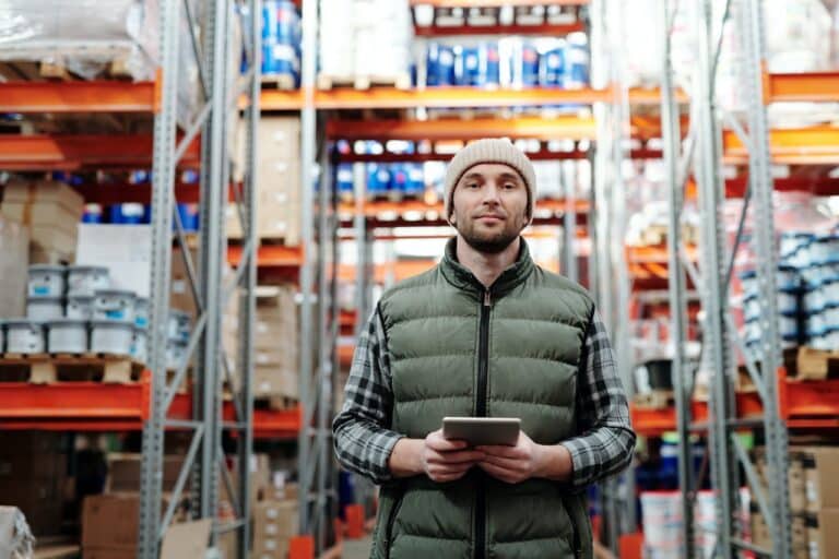 Étiquettes thermiques utilisées dans un entrepôt pour expédition et gestion