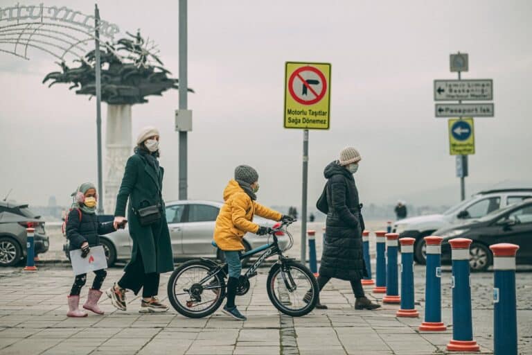 Borne escamotable dans un environnement urbain sécurisé