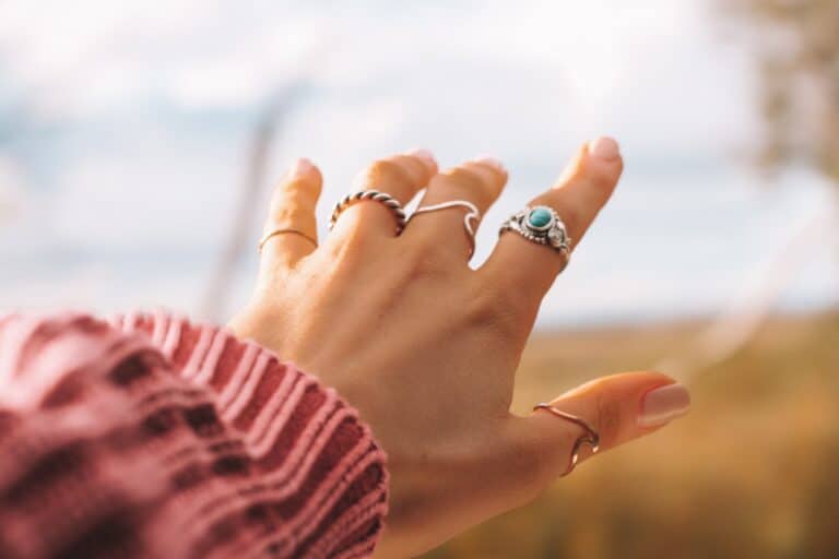 Bague unique en or avec pierre précieuse, cadeau raffiné pour femmes