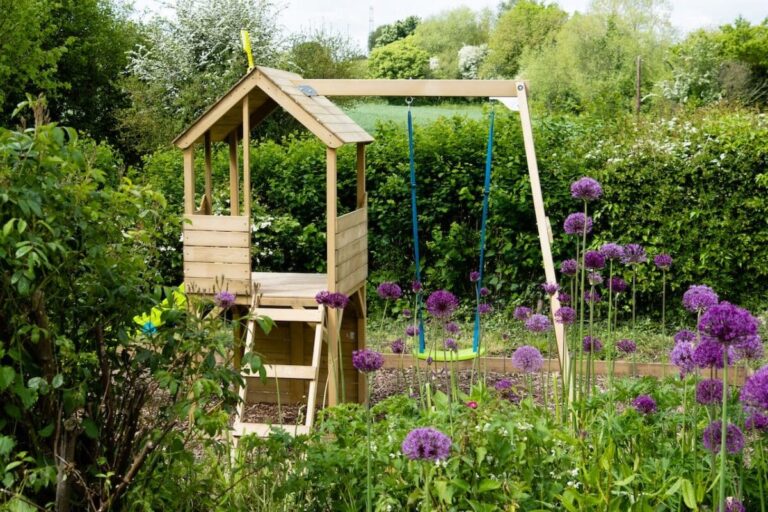 Aire de jeux colorée dans un jardin familial pour enfants