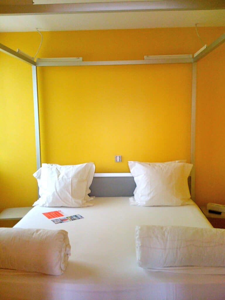 Chambre d'enfant avec des touches de jaune et une couleur complémentaire