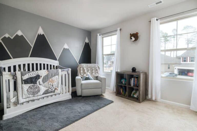 Chambre de bébé douce avec meubles pratiques et ambiance apaisante