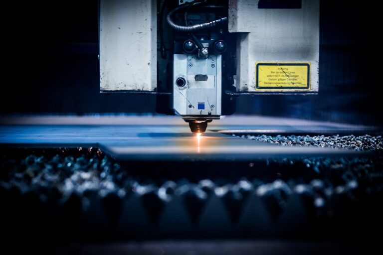 Tubes en métal découpés avec précision par un faisceau laser dans un atelier industriel