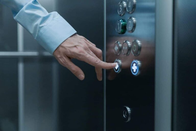 Ascenseur moderne avec technologie intelligente et connectivité avancée