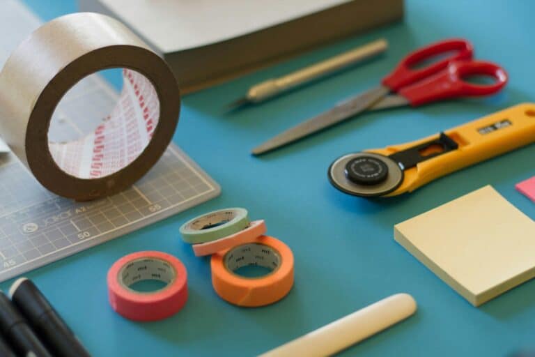 Mains hésitantes tenant un tournevis près d'outils neufs et d'une étagère à assembler