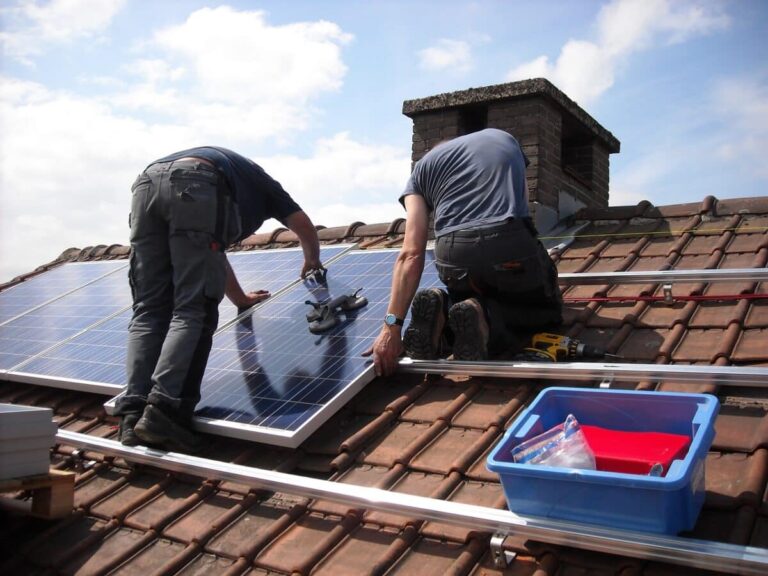 Installation d'un panneau solaire avec un kit complet sur un toit