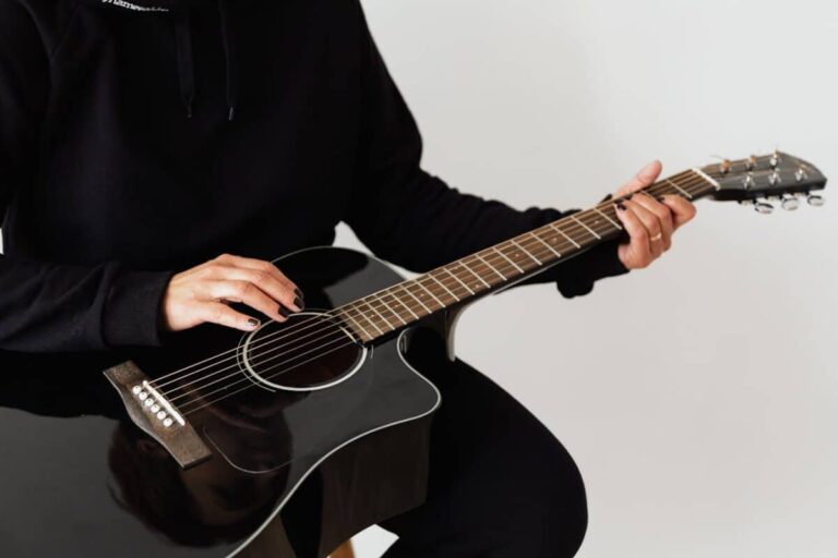 Accessoires variés pour guitaristes passionnés en pleine performance