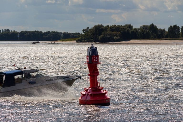 Bouées de navigation colorées sur un plan d'eau calme