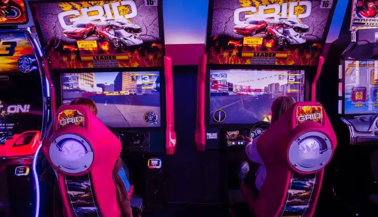 jeu vidéo de voiture dans une salle d'arcade