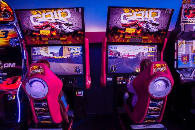 jeu vidéo de voiture dans une salle d'arcade