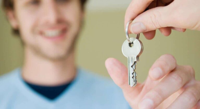 Bailleur examinant des documents pour choisir un locataire fiable