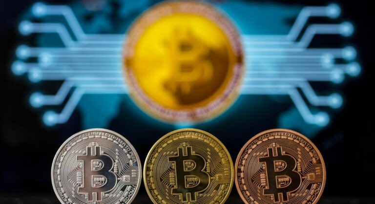 Ordinateur avec logiciel de minage de bitcoin en action