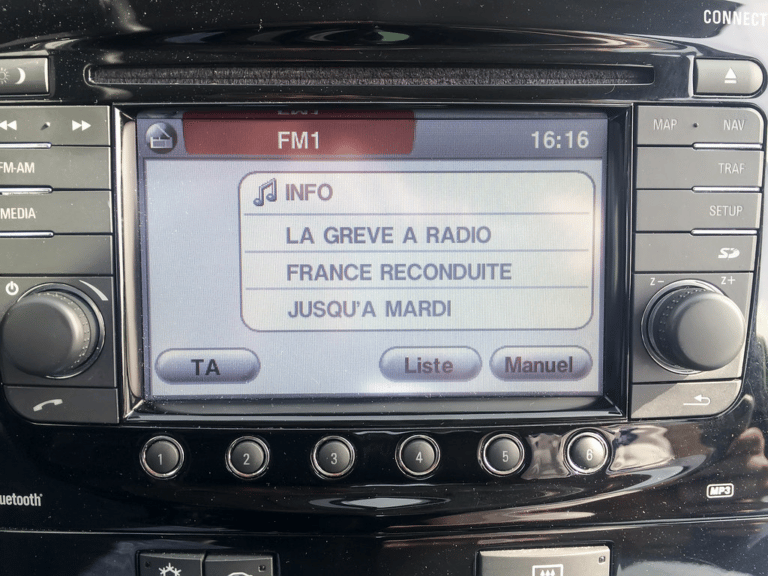 Autoradio GPS moderne avec écran tactile dans un véhicule