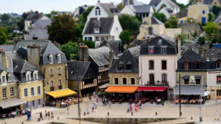 Paysage breton en été avec plages et nature verdoyante