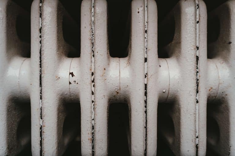 Expert chauffagiste travaillant sur un système de chauffage moderne